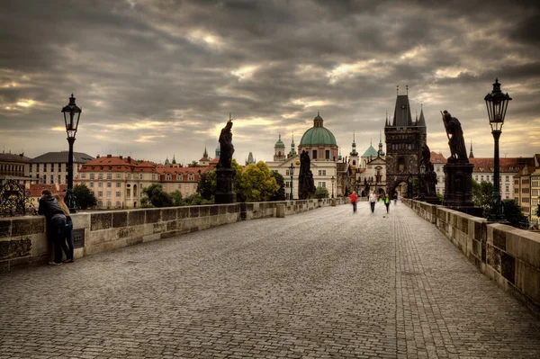 Gamla och historiska Karlsbron i Prag — Stockfoto