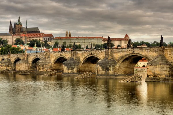 Alte und historische Karlsbrücke in Prag — Stockfoto