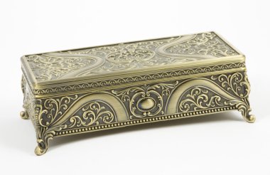 beyaz zemin üzerine altın tabut