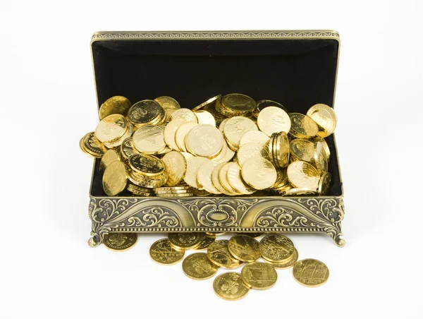 Cofre de oro sobre fondo blanco — Foto de Stock