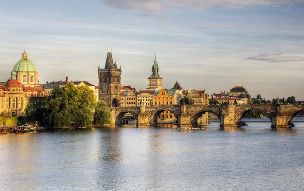 Historische Karlsbrücke in Prag, Tschechische Republik — Stockfoto