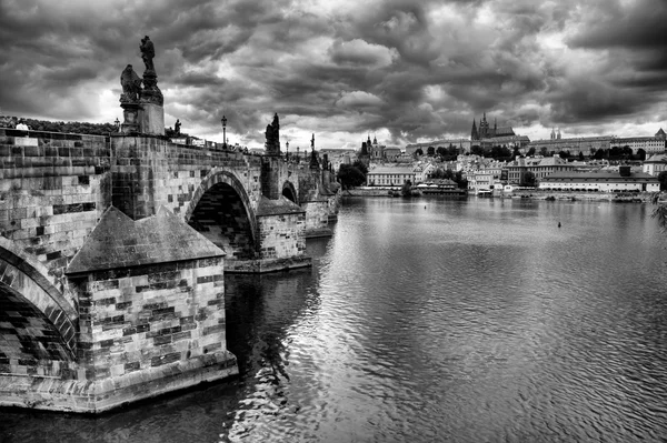 プラハ、チェコ共和国の歴史的なカレル橋 — ストック写真