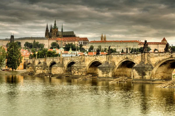 Historiska Karlsbron i Prag, Tjeckien — Stockfoto