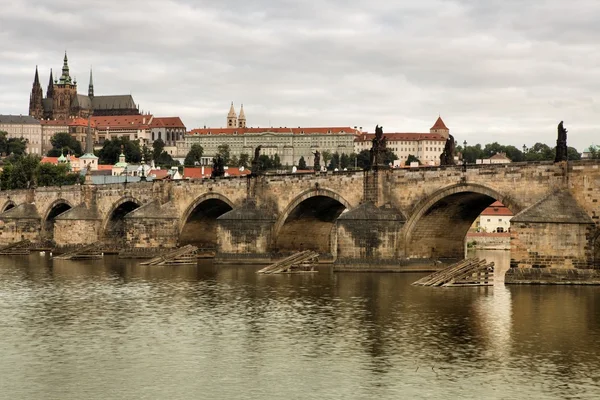 Historische Karlsbrücke in Prag, Tschechische Republik — Stockfoto