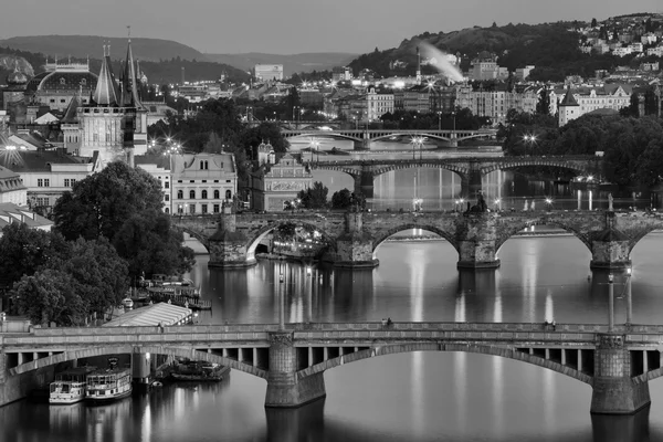 Vltava en bruggen in Praag, Tsjechië — Stockfoto