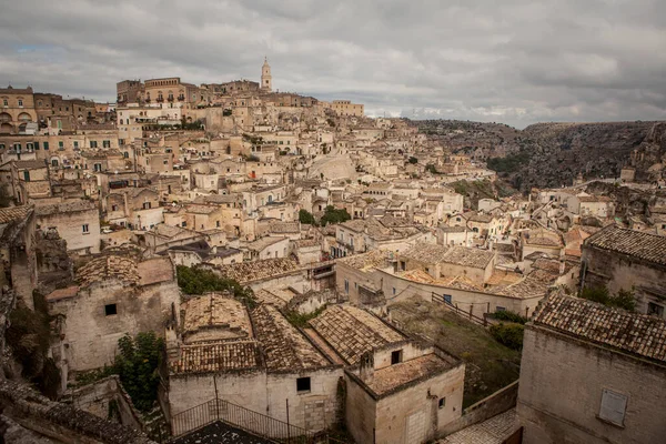 Matera İtalya 'nın Basilicata bölgesinde Matera ili' nde bir şehir ve komün..