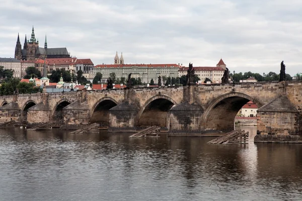 Karlsbrücke in Prag, Tschechien — Stockfoto