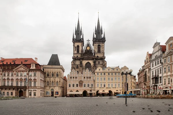 Piazza del Mercato Vecchio e Chiesa di Nostra Signora prima di Tyn a Praga — Foto Stock