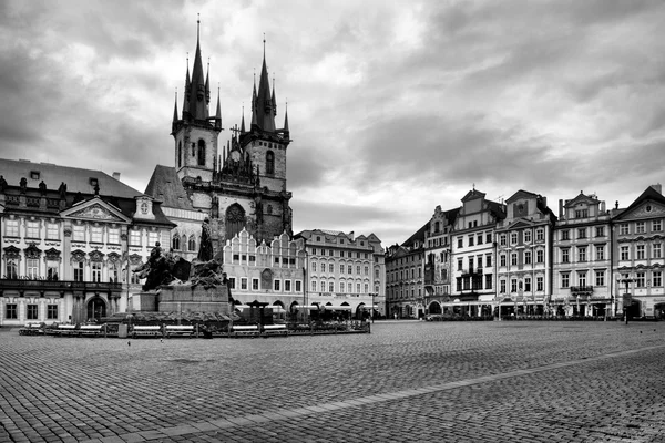 A Praça do Mercado Velho e a Igreja de Nossa Senhora antes de Tyn em Praga — Fotografia de Stock