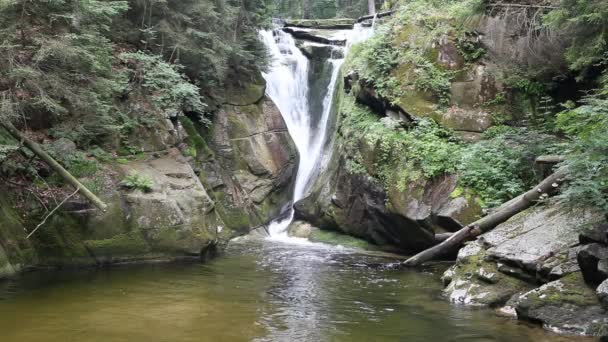 Vattenfall i Karkonosze National Park i Polen — Stockvideo