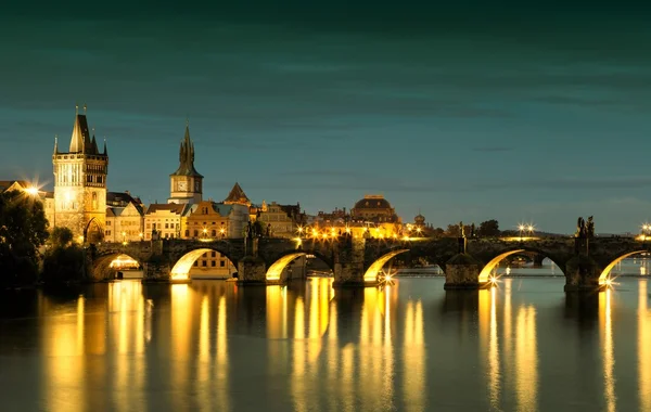 Történelmi Károly-hídtól, Prága, Cseh Köztársaság — Stock Fotó