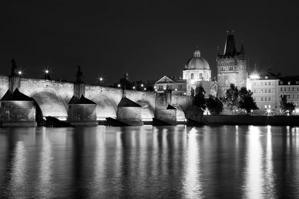 Historische Karlsbrücke in Prag, Tschechische Republik — Stockfoto