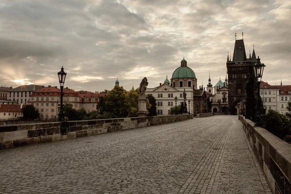 Исторический Карлов мост в Праге — стоковое фото