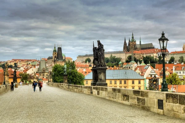 Historiska Karlsbron i Prag, Tjeckien — Stockfoto