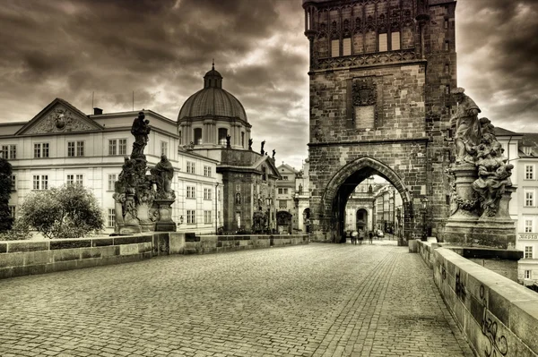 プラハ、チェコ共和国の歴史的なカレル橋 — ストック写真