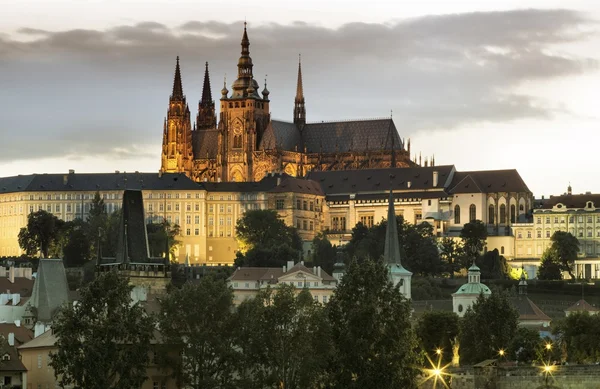 Praga na República Checa. Vista do Castelo de Praga (Hradcany) e da Catedral . — Fotografia de Stock