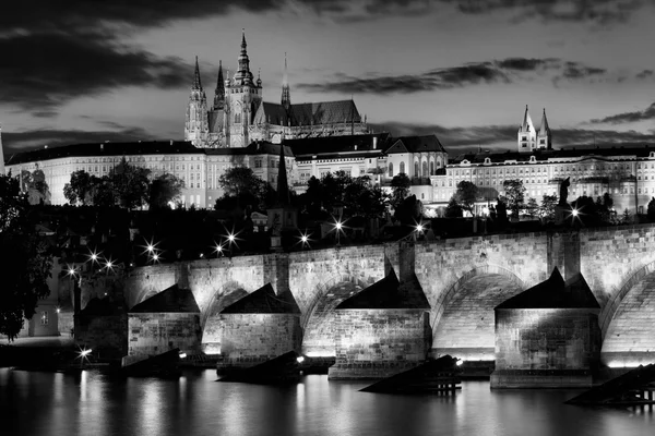 Прага в Чехии. Вид на Градчанский замок и Католический собор . — стоковое фото