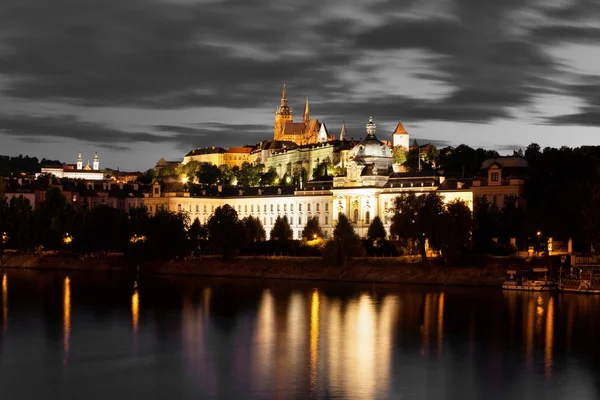 Praga en República Checa. Vista del Castillo de Praga y de la Catedral . — Foto de Stock