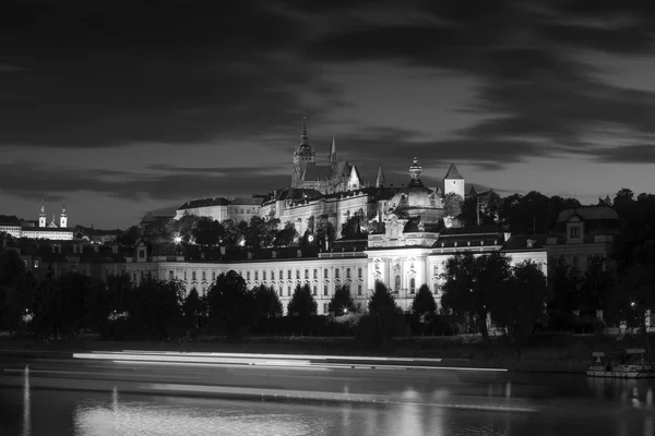 Прага в Чехии. Вид на Градчанский замок и Католический собор . — стоковое фото