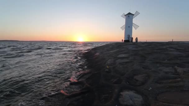 Ingang en golfbreker naar de poort van Swinoujscie, Polen — Stockvideo