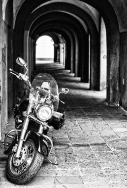 siyah ve beyaz siyah motosiklet