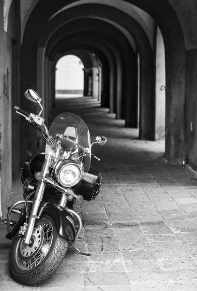 Motocicleta preta em preto e branco — Fotografia de Stock