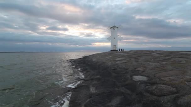 Ingang en golfbreker naar de haven Swinoujscie — Stockvideo