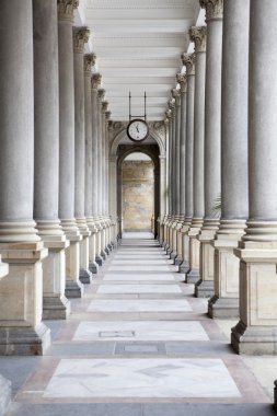 Eski saat ve taş sütunlar Karlovy Vary