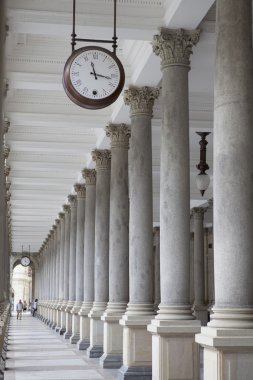 Eski saat ve taş sütunlar Karlovy Vary
