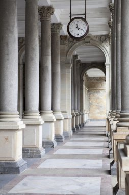 Eski saat ve taş sütunlar Karlovy Vary