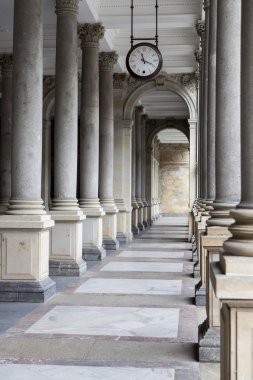 Eski saat ve taş sütunlar Karlovy Vary