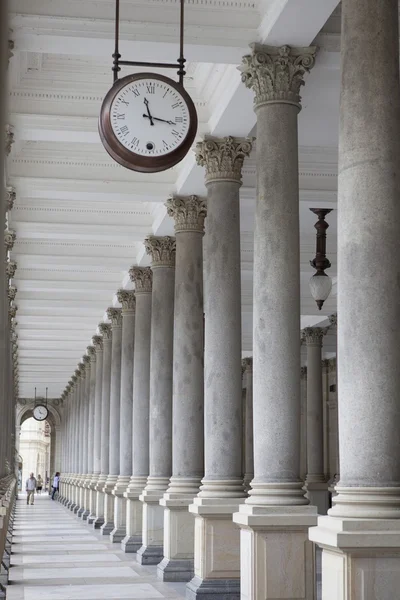 Gammel klokke og steinsøyler i Karlovy Vary – stockfoto