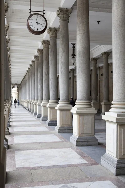 Antiguo reloj, y columnas de piedra en Karlovy Vary —  Fotos de Stock