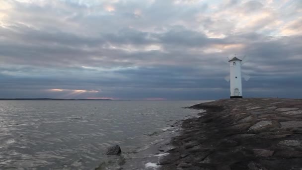 Entrada y rompeolas al puerto de Swinoujscie, Polonia — Vídeos de Stock