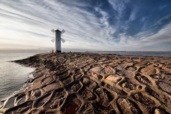 Világítótorony szélmalom Stawa Mlyny, Swinoujscie, Balti-tenger, Lengyelország. — Stock Fotó
