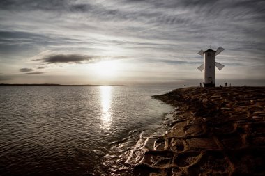 Deniz feneri yel Stawa Mlyny, Swinoujscie, Baltık Denizi, Polonya.