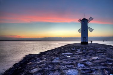 Deniz feneri yel Stawa Mlyny, Swinoujscie, Baltık Denizi, Polonya.