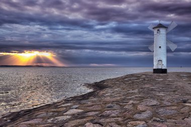 Deniz feneri yel Stawa Mlyny, Swinoujscie, Baltık Denizi, Polonya.