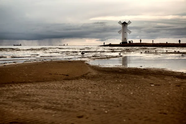 Farol moinho de vento Stawa Mlyny, Swinoujscie, Mar Báltico, Polónia . — Fotografia de Stock