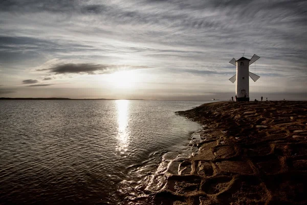 Világítótorony szélmalom Stawa Mlyny, Swinoujscie, Balti-tenger, Lengyelország. — Stock Fotó