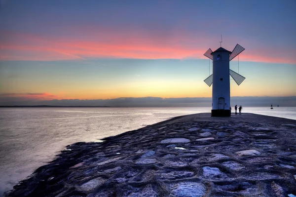 Maják větrný Stawa mlýny, Swinoujscie, Baltské moře, Polsko. — Stock fotografie