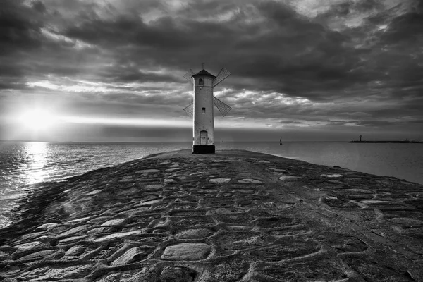 Molino de viento del faro Stawa Mlyny, Swinoujscie, Mar Báltico, Polonia . — Foto de Stock