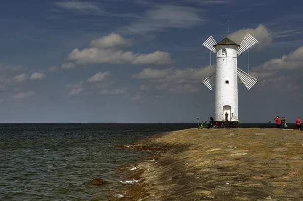 Farol moinho de vento Stawa Mlyny, Swinoujscie, Mar Báltico, Polónia . — Fotografia de Stock