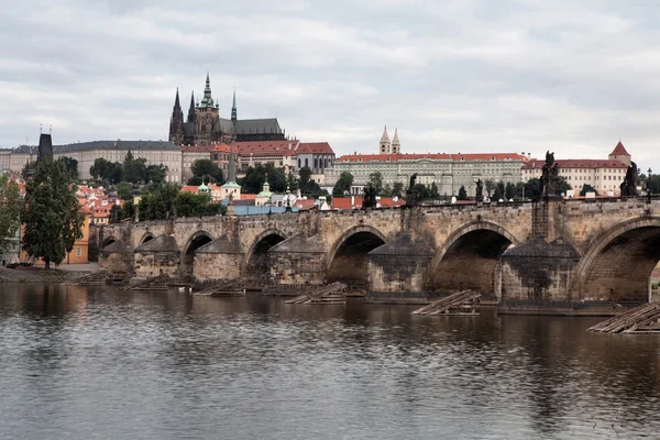 Historische Karlsbrücke in Prag, Tschechische Republik — Stockfoto