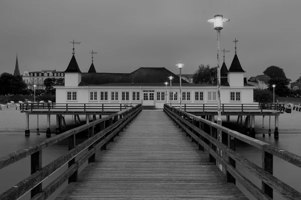 Pier in Ahlbeck. Ahlbeck op Baltische Zee op Usedom Island, Mecklenburg-Vorpommern, Germany — Stockfoto