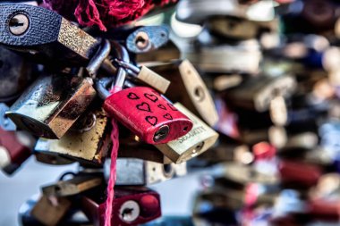 Prague, Çek Cumhuriyeti için köprüdeki birçok kilitleri.