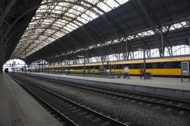 Prag'ın ana tren istasyonu. Arka planda sarı tren.