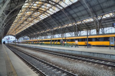 Prag'ın ana tren istasyonu. Arka planda sarı tren.