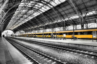 Prag'ın ana tren istasyonu. Arka planda sarı tren.