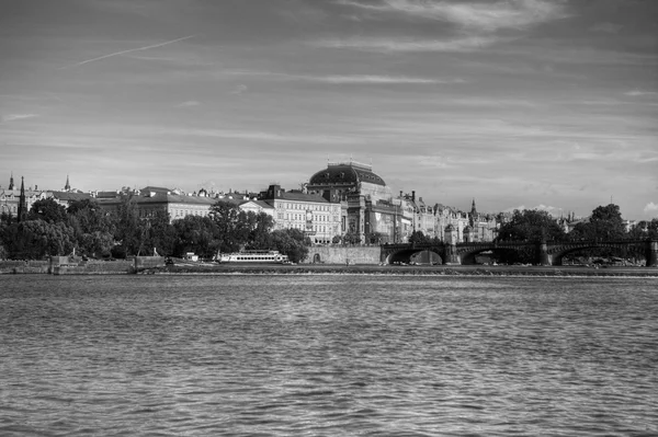 Río Moldava en Praga . — Foto de Stock